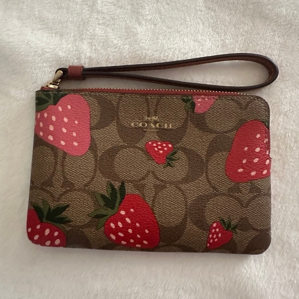 HP🎉Coach Strawberry Wristlet